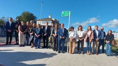La familia del periodista Fernando &Oacute;nega, junto al alcalde de Lal&iacute;n, durante la inauguraci&oacute;n de la calle