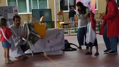 Estudiantes del CEIP A Laxe de Ferrol protagonizaron con sus experimentos la II Feira de Ciencias.