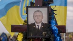 Tumba de un soldado ca�do en el frente en un cementerio de Dnipro.