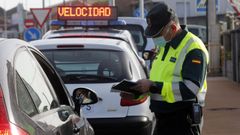Imagen de un control de velocidad de la Guardia Civil