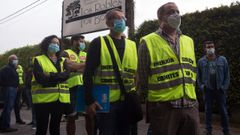 El comit�, esta ma�ana, en Lugo, a la entrada del local hostelero donde comienza la consulta del ERE en la planta de aluminio de San Cibrao