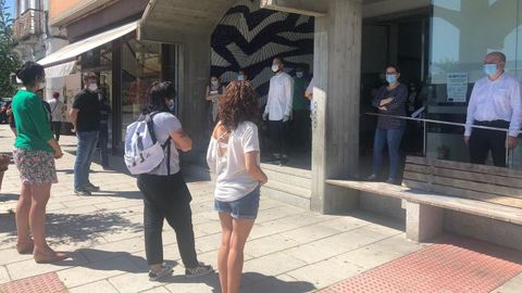 Minuto de silencio por los fallecidos a causa del coronavirus en Sada