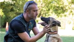 Iv�n Garc�a con uno de sus perros. Lleva doce a�os destinado en el cuartel general canino de El Pardo