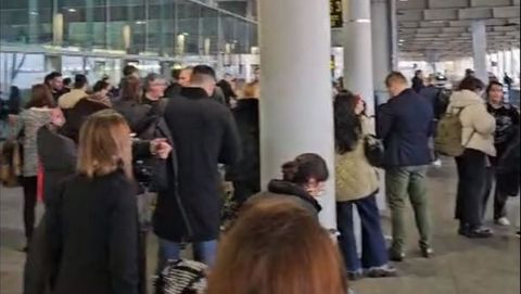 Los pasajeros esperan al autobs que los traslada al aeropuerto de S Carneiro