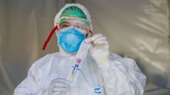 Recogida de muestras en el Hospital Virxe da Xunqueira de Cee para detectar el coronavirus