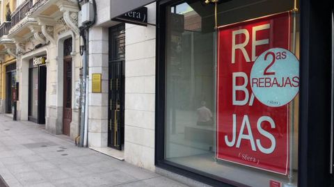 Un negocio de la plaza de Lugo anunciando sus segundas rebajas 