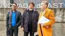 El abogado Marcos Garc�a Montes, con Diego Garc�a (en el centro) y otro familiar de Eleazar, en los juzgados de Gij�n