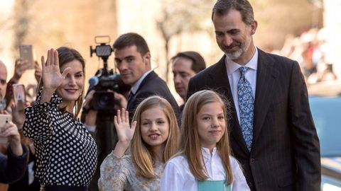 Los reyes Felipe y Letizia, sus hijas, la princesa Leonor y Sofa, y los reyes don Juan Carlos y doa Sofa asistieron el da 1 de abril a la misa de Domingo de Resurreccin en la Catedral de Mallorca. Es el cuarto ao consecutivo que don Felipe y doa Letizia acuden con sus hijas a la misa pascual