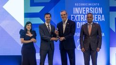 El vicepresidente ejecutivo de Ecoener, Fernando Rodrguez (segundo por la izquierda), recibe el premiopor parte del presidente de Repblica Dominicana, Luis Abinader Corona