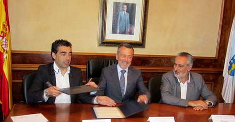 L�pez y Agust�n Hern�ndez firmaron el convenio en el sal�n de plenos en compa��a de Cores Tour�s.