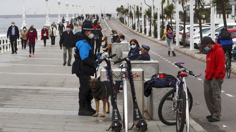 Un polic�a local de Gij�n patrulla en el paseo de la playa de San Lorenzo