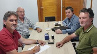 El alcalde, a la izquierda, y los vecinos en el momento de la compra. 
