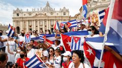 Grupos de ciudadanos cubanos se concentraron en la Plaza de San Pedro en el Vaticano, antes de la oracin del ngelus dirigida por el Papa Francisco, para pedir libertad para el pueblo cubano.