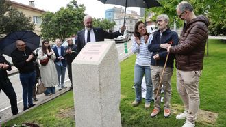 Jos� Casti�eiras, en el centro, tras el monolito descubierto en su honor