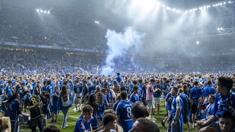 La afición del Real Oviedo celebra el ascenso a Primera División