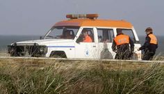 Personal de Protecci�n Civil rastreando ayer por tierra el litoral focense.