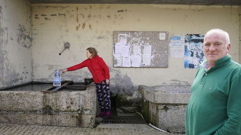 Vecinos de Santo Estevo recogen agua de una fuente pblica