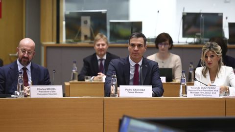 El presidente del Gobierno en funciones, Pedro S�nchez, junto a la vicepresidenta segunda, Yolanda D�az, y el presidente del Consejo Europeo, Charles Michel, este jueves en Bruselas