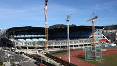 Aspecto de la obra de la grada de R�o en la jornada de ayer; debe estar acabada a final de a�o.