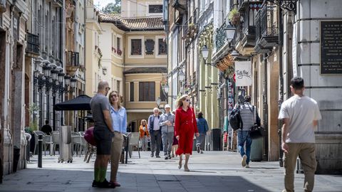 Paseantes por el centro de Oviedo
