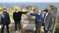 El alcalde de O Vicedo y el de Portomar�n participaron ayer en la colocaci�n de la campana