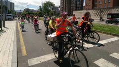 Ala derecha Raffa Fern�ndez y su perra Neska durante la bicimanifestaci�n de Gij�n