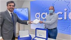 Diego Calvo, entregando esta tarde los avales de la provincia de A Coru�a.