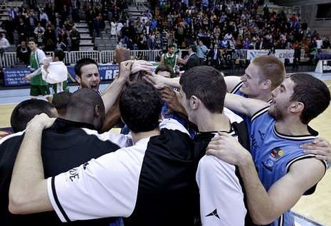 Los jugadores del Breog�n, celebrando el pase a semifinales ante el Huesca.