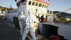 El coronavirus se ceb con el Siempre Antares, en imagen en el puerto de Celeiro, al contagiar a 14 de 15 tripulantes; uno de ellos falleci tras ser evacuado al Hospital de A Corua