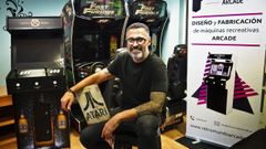 David Porto, dueo de una empresa llamada Retromundo Arcade que se dedica a construir y restaurar maquinas recreativas