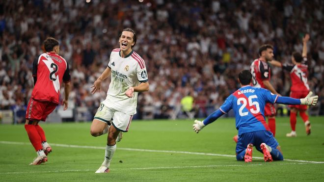 El gallego �lvaro Carreras celebra su gol ante el Rayo Vallecano.