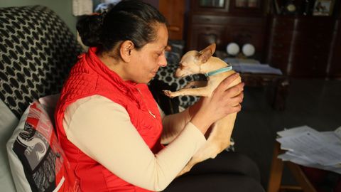 Anelya Stoykova, con la perrita de uno de sus hijos, este s�bado en su vivienda de Cervo