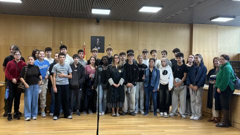 Los estudiantes, con sus profesores, la magistrada y la fiscala