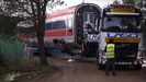 Uno de los vagones accidentados del tren Iryo mientras era retirado este s�bado de la ubicaci�n del accidente en Adamuz. Otros tres coches, a partir del sexto, permanecen en la v�a.