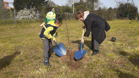 Mariv� Monteser�n planta un �rbol junto a un ni�o