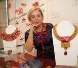 Lola Bouzas exp�n alg�ns traballos no cento social.<span lang= es-es > </span>