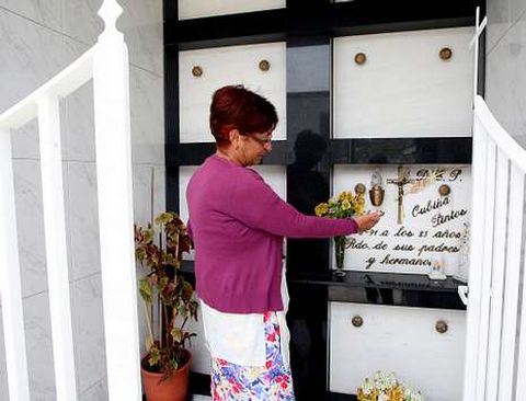 Marisa est� cansada de sustituir las flores y los b�caros que le destrozan en la tumba de su hijo.