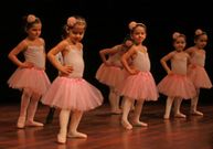 Unas setenta chiquillas de Boiro participaron en el festival de ballet organizado por el colectivo Amas de Casa. 