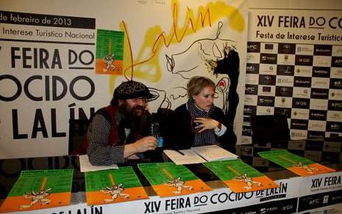 Dami�n Pa�o y Marisa �lvarez invitaron a todos los lalinenses a disfrazarse el lunes de Carnaval.