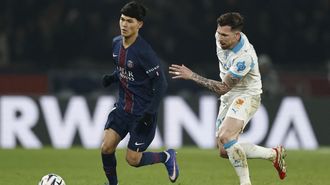 Dro, conduciendo el bal&oacute;n en su debut con el PSG ante el Marsella.