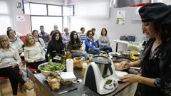 Una de las actividades, en este caso de cocina, llevada a cabo en el aula municipal de As Lagoas