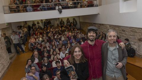 David Ucl�s, con Mercedes Corbill�n y Javier Pintor, en la presentaci�n de su nueva novela en Santiago