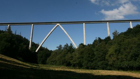 VIADUCTO DEL DEZA: 96,5 METROS. AVE Santiago-Ourense. Como en otros viaductos del AVE el arco ojival se realiz mediante un proceso de abatimiento 