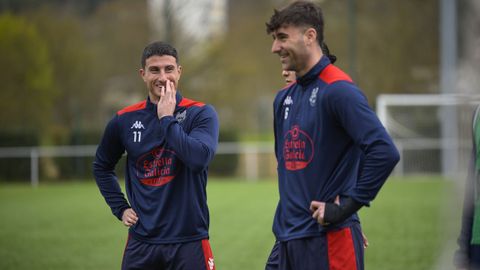 Miguel Cuesta y Alain Ribeiro bromean en un entrenamiento del Pontevedra