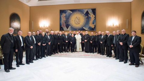 El papa Francisco junto a los 34 obispos chilenos