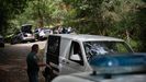 Actuación de la Guardia Civil y de las pompas fúnebres tras aparecer calcinada la pareja en el interior de un vehículo.