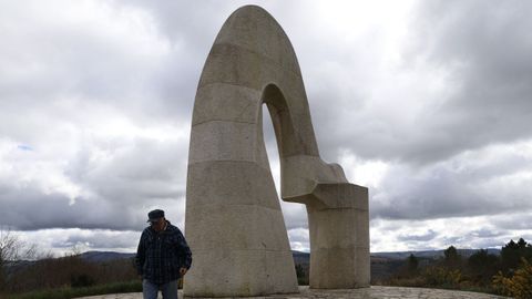 Manuel, uno de los vecinos de A Merca y compa&ntilde;ero de Miguel &Aacute;ngel Blanco, pasea cerca del nuevo monumento erigido en honor al concejal asesinado.