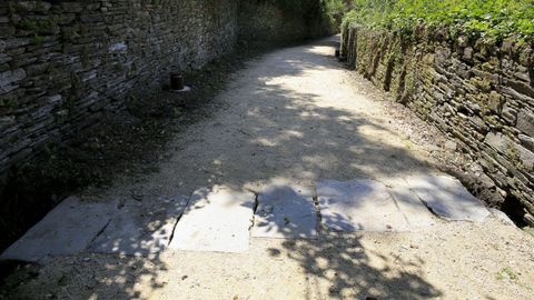 Canalizáronse regos que durante o inverno impedían discorrer pola vía