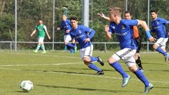 Remeseiro conduce el bal�n en un partido con el Vetusta