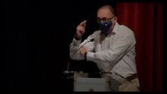 Momento en el Telmo Ucha escenifica un corte de mangas para asegurar que no lo hizo unos momentos antes dirigi�ndose al portavoz del PSOE